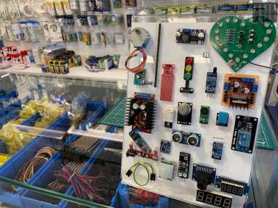 Tambone ci mostra con una scheda Arduino, fatta da una serie di componenti elettroniche dotate di un microcontrollore